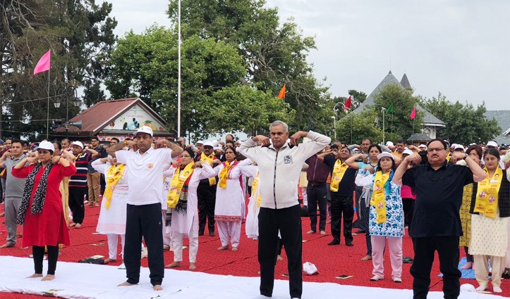 हिमाचल के रिज में राज्यपाल, मुख्यमंत्री व केंद्रीय मंत्री ने किया योग