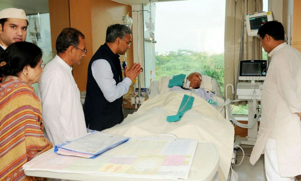 अस्पताल मे भर्ती नारायण दत्त तिवारी से मिलने पहचे त्रिवेन्द्र सिंह रावत