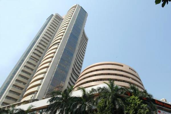 सैंसेक्स 302 अंक चढ़ा और निफ्टी 11000 के पार