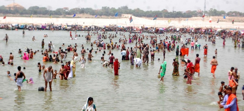 चंद्र ग्रहण के बाद खुले मंदिरों के कपाट भक्तों ने गंगा में लगाई आस्था की डुबकी