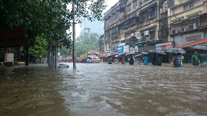 पानी पूरी से हो प्यार तो सफाई से करे इंकार !