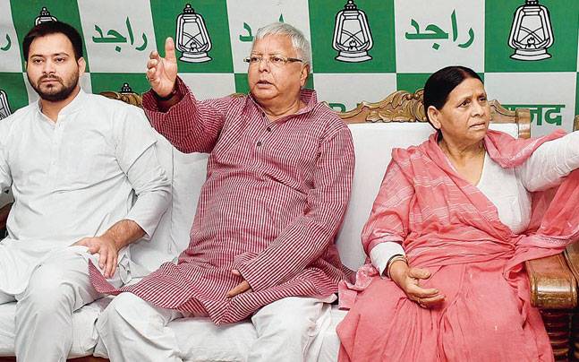 लालू और अन्य दोषियों को 31 अगस्त को कार्ट में होना होगा पेश: रेलवे घोटाला