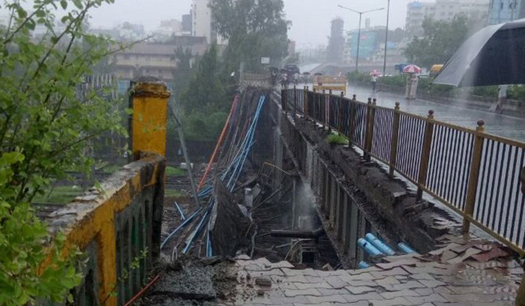 मुंबई में ओवरब्रिज का स्लाबे गिरा 4 लोग घायल, ट्रेन सेवा ठप
