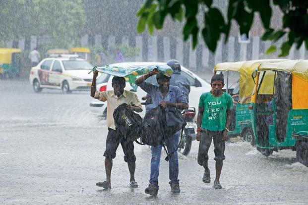 दिल्ली-एनसीआर में बारिश से गिरा पारा, मौसम विभाग ने आगे भी अच्छी बारिश होने के जताई आशंका