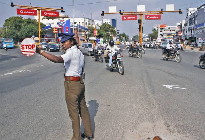 ट्रैफिक रुल्स को लेकर असम पुलिस का ट्वीट एसआरके को क्यों भाया