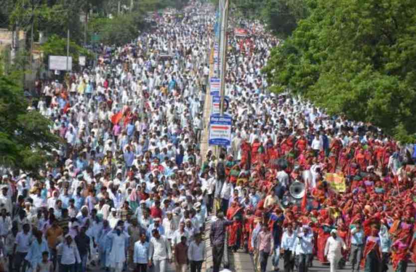 किसानो के मंच पर विपक्षी दलो नेताओं की एकजुटता का महा सम्मेलन