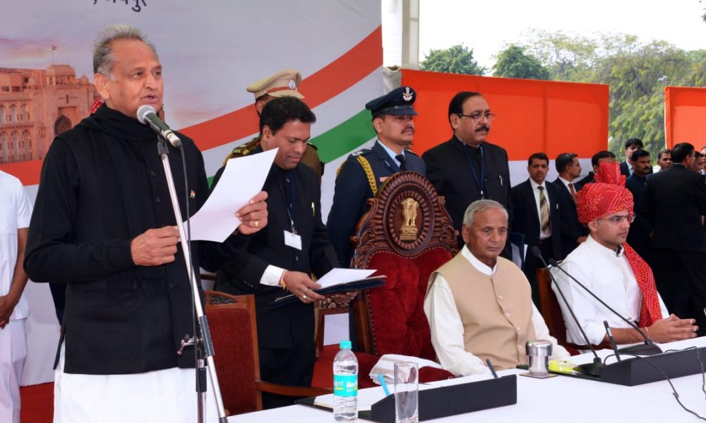 श्री अशोक गहलोत ने मुख्यमंत्री एवं श्री सचिन पायलट ने उप मुख्यमंत्री पद की शपथ ली