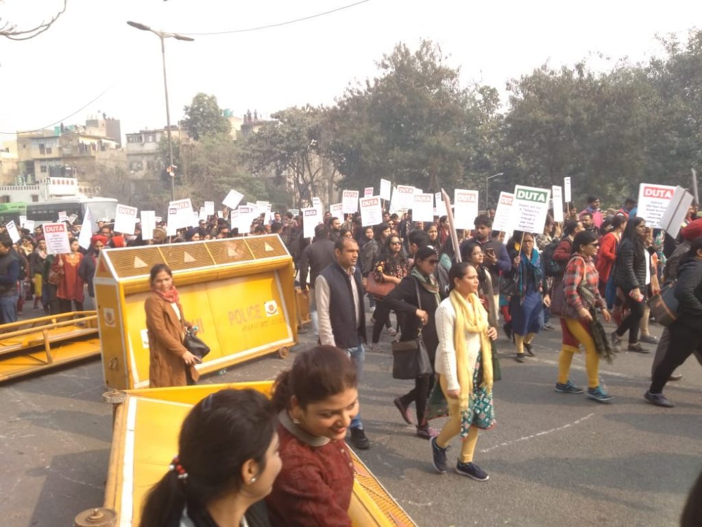 दिल्ली विश्वविद्यालय के अस्थायी लेक्चरर अपनी नौकरी स्थायी करने की मांग को लेकर सड़कों पर
