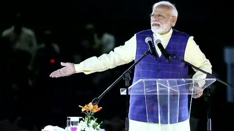 सूरत में युवाओं से जनसंवाद करते प्रधानमंत्री नरेन्द्र भाई मोदी