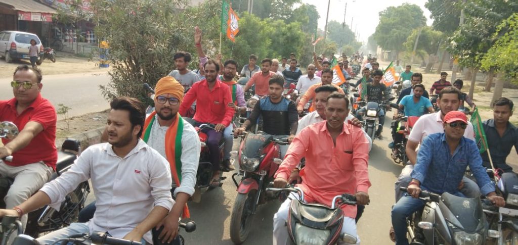 नक्सली उन्मूलन और शांति बहाली के लिए साइकिल रैली निकालते युवाओं की टोली