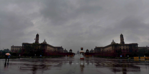 दिल्ली और आसपास के इलाकों में बारिश मौसम ने ली करवट।, अगले 48 घंटे तक भारी बर्फबारी की संभावना*