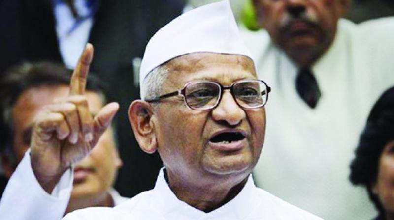 मुख्ममंत्री फडणवीस के आश्वासन🤝 के बाद सातवें दिन अन्ना ने खत्म किया अनशन*