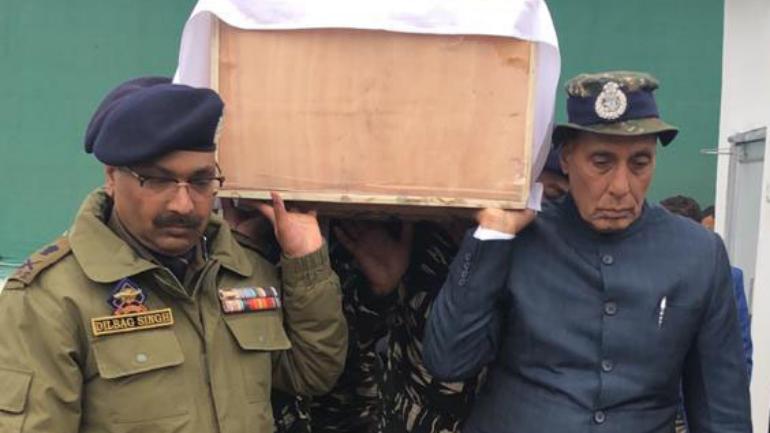 गृहमंत्री ने शहीद जवानों के पार्थिव शरीर को कंधा देकर दी श्रद्धांजलि
