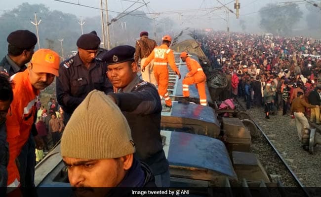 सीमांचल एक्सप्रेस की 11 बोगियां पटरी से उतरी, सात की मौत, दर्जनों घायल