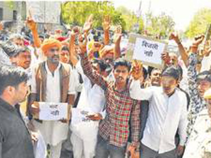 बाड़मेर के दो गांवों ने बिजली-पानी की मांग को लेकर लोग आंदोलित चुनाव बहिष्कार का ऐलान पानी बिजली हॉस्पिटल रोड नहीं तो वोट नहीं ।