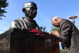 राष्ट्रपति ने स्विट्जरलैंड के विलेन्यूवे में महात्मा गांधी की प्रतिमा का अनावरण किया