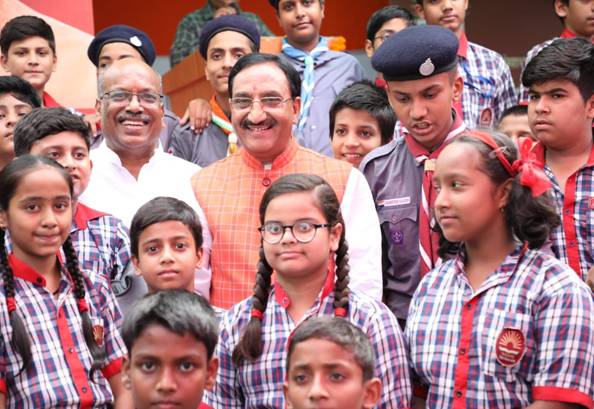 केंद्रीय मानव संसाधन विकास मंत्री श्री रमेश पोखरियाल ‘निशंक’ और राज्य मंत्री श्री संजय शामराव धोत्रे ने बच्चों संग मनाया प्रधानमंत्री श्री नरेंद्र मोदी का जन्मदिन