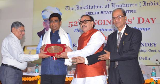 रेलवे बोर्ड के अध्यक्ष श्री विनोद कुमार यादव आज इंजीनियर संस्थान द्वारा आयोजित 52वें इंजीनियर दिवस पर प्रतिष्ठित इंजीनियर अवार्ड से पुरस्कृत