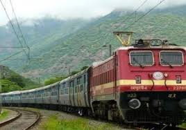 यात्रियों की सुविधा के लिए त्यौहार के मौसम के दौरान रेलवे की 2500 विशेष सेवाएं