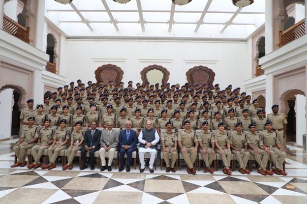 केंद्रीय गृह मंत्री श्री अमित शाह से 2018 बैच के भारतीय पुलिस सेवा के प्रशिक्षु अधिकारियों ने औपचारिक भेंट की