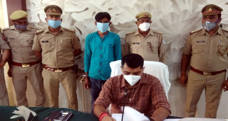 झांसी पुलिस ने शातिर चोर को किया गिरफ्तार, ढ़ाई लाख की कीमत के मोबाइल बरामद