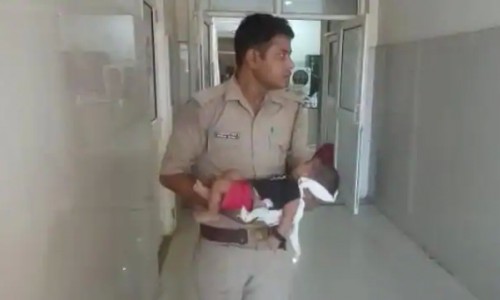 राजकीय रेलवे पुलिस के दो सिपाहियों ने बचाई एक महिला और उसके बच्चे की जान