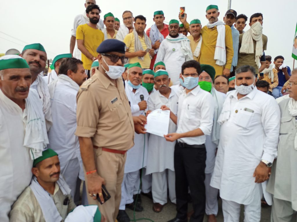 किसान बिल के विरोध में भाकयू नें हाईवे 344 पर किया जाम