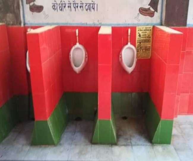 गोरखपुर के रेलवे अस्पताल के ट्वायलेट को रंग दिया सपा के रंग में- भड़के समाजवादी पार्टी के कार्यकर्ता