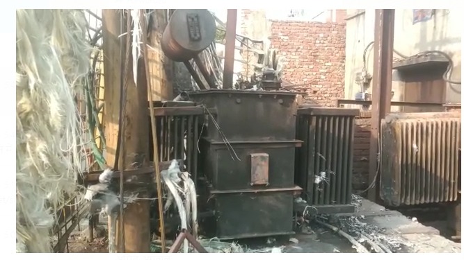 तेल लीकेज होने के बाद एक के बाद एक लगातार 4 ट्रांसफरों में धूं धूं कर लगी आग
