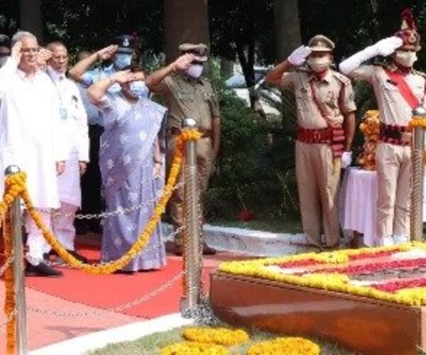राज्यपाल, मुख्यमंत्री एवं गृहमंत्री ने शहीद वाटिका में शहीदों को दी श्रद्धांजलि