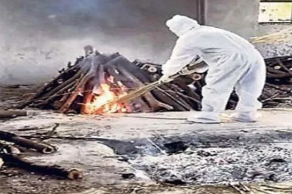 भारत के इस राज्य में लोगों को सुरक्षा प्रोटोकॉल में मिली छूट, कोरोना पीड़ित के शव को अंतिम संस्कार से पहले अब देख सकेंगे परिजन