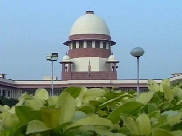 जलती पराली की निगरानी के लिए कमेटी गठन के फैसले पर सुप्रीम कोर्ट ने लगाई रोक, कानून बनाने की तैयारी में केंद्र
