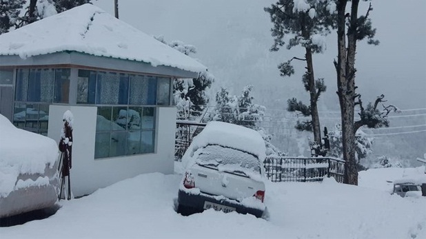 हिमाचल में बर्फबारी ने बढ़ाई ठंडक, सफेद चादर से ढंक गए पहाड़