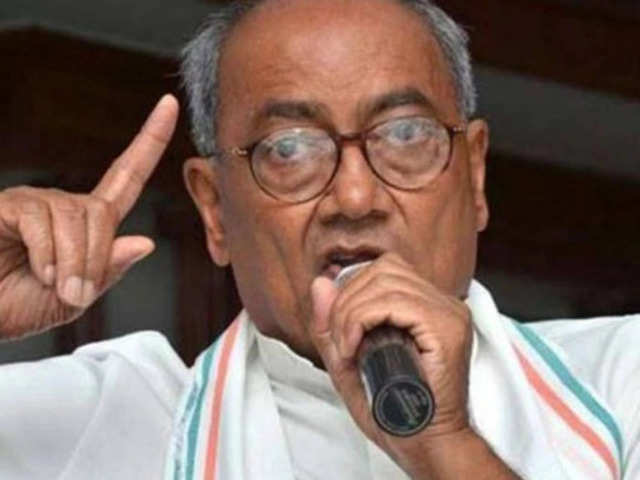 कांग्रेस नेता दिग्विजय सिंह ने मुख्य निर्वाचन पदाधिकारी को सौंपा ज्ञापन