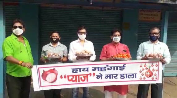 हाथ में आलू, प्याज़, टमाटर लेकर बनारस क्लब के सदस्यों ने किया महंगाई विरोध