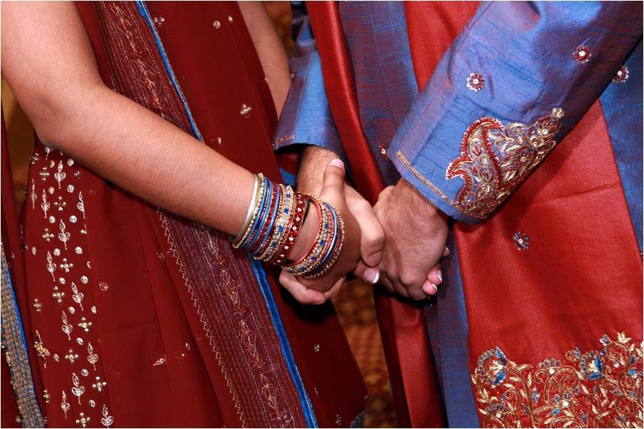 ब्यूटी पार्लर आई पत्नी प्रेमी के साथ हुई नौ-दो ग्यारह, पति करता रहा इंतजार