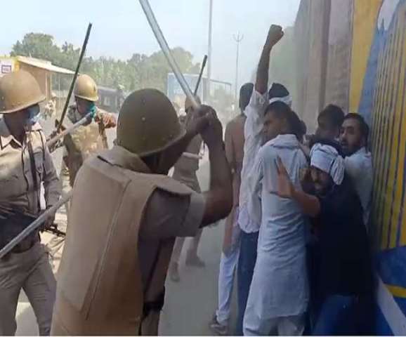 बूलगढ़ी में सपा व आरएलडी कार्यकर्ताओं ने तोड़ी बेरीकेडिंग, पुलिस ने किया लाठी चार्ज