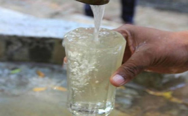 रांची के मांडर में कुएं का गंदा पानी पीने को मजबूर है लोग