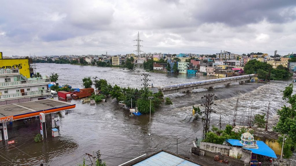 हैदराबाद में फिर से आया बारिश का सैलाब, कहीं यातायात हुआ बाधित तो कहीं गई लोंगो की जान