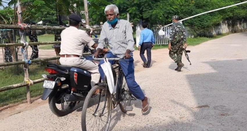 चप्पल पहन कर साइकिल से बरबीघा विधानसभा से नामांकन भरने आया दर्जी