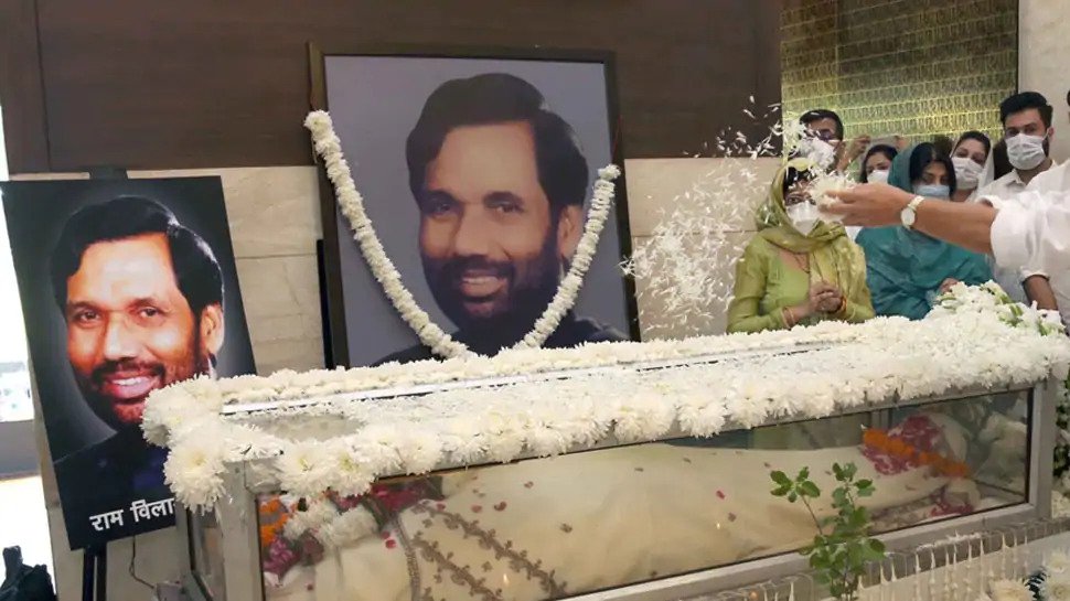 रामविलास पासवान पंचतत्व में विलीन, अंतिम यात्रा में उमड़ा भीड़