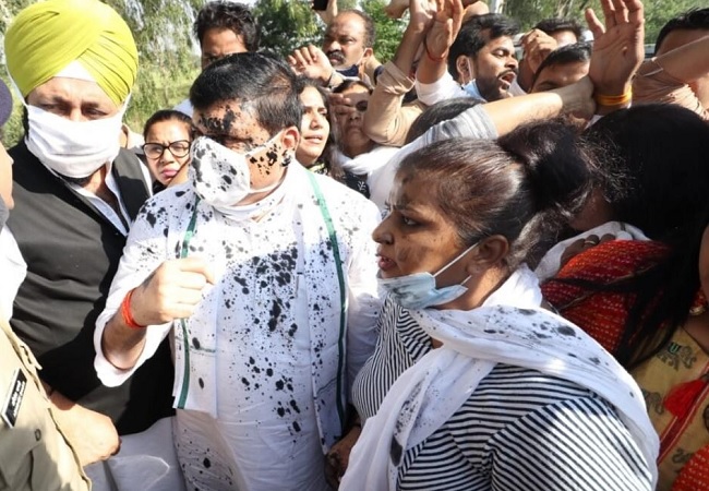 हाथरस में पीड़ित परिवार से मिलने गए आप नेता संजय सिंह के ऊपर फेंकी गई काली स्याही