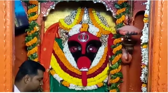 वाराणसी स्थित मां कालरात्री के मंदिर में दर्शन के लिए उमड़ी भीड़