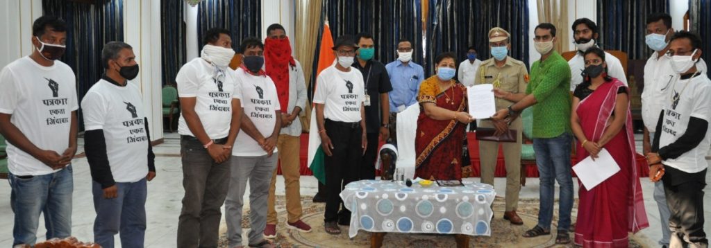 राज्यपाल को पत्रकारों के प्रतिनिधिमण्डल ने कांकेर में पत्रकारों के साथ हुए घटनाक्रम के संबंध में सौंपा ज्ञापन