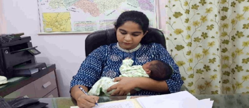 दुधमुंही बच्ची को गोद में लेकर दफ्तर में काम कर रही है इस महिला अधिकारी का सीएम ने किया ट्रान्सफर