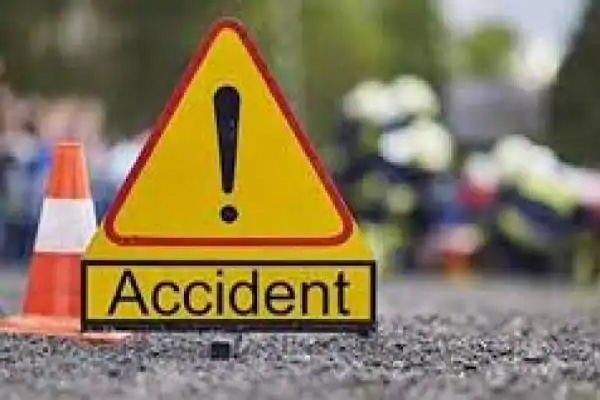 बिजनौर में टायर फटने से बेकाबू हुई कार खाई में गिरी- 4 जरी कारीगरों की मौत