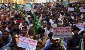तनख्वाह मांगे जाने पर नौकरी से बेदखल हुए कर्मचारियों का धरना प्रदर्शन