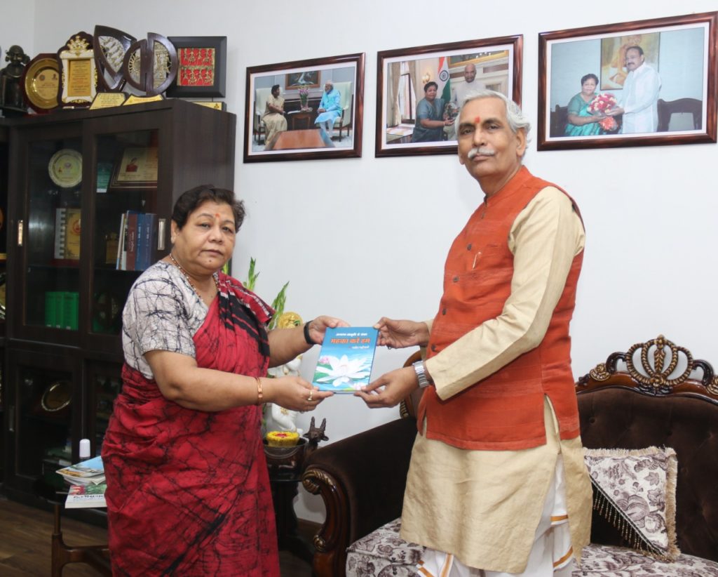 राज्यपाल से कुशाभाऊ ठाकरे पत्रकारिता एवं जनसंचार विश्वविद्यालय के कुलपति श्री शर्मा ने की सौजन्य भेंट