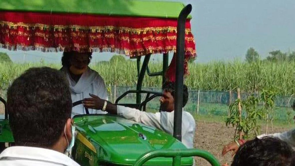 जब हसनपुर में चुनाव प्रचार को छोड़ ट्रैक्टर चलाने लगे तेज प्रताप, खुब खाए सत्तु