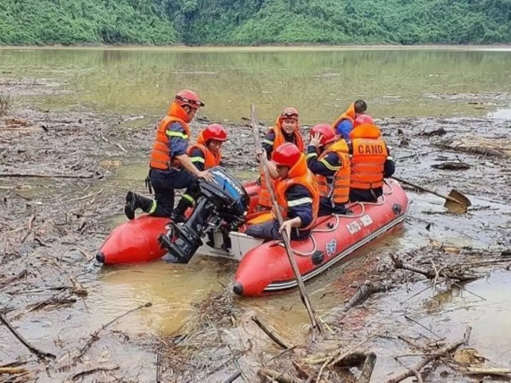 वियतनाम में बाढ़-भूस्खलन से हालात बेकाबू, बाढ़ग्रस्त इलाकों में फंसे 13 लाख लोग
